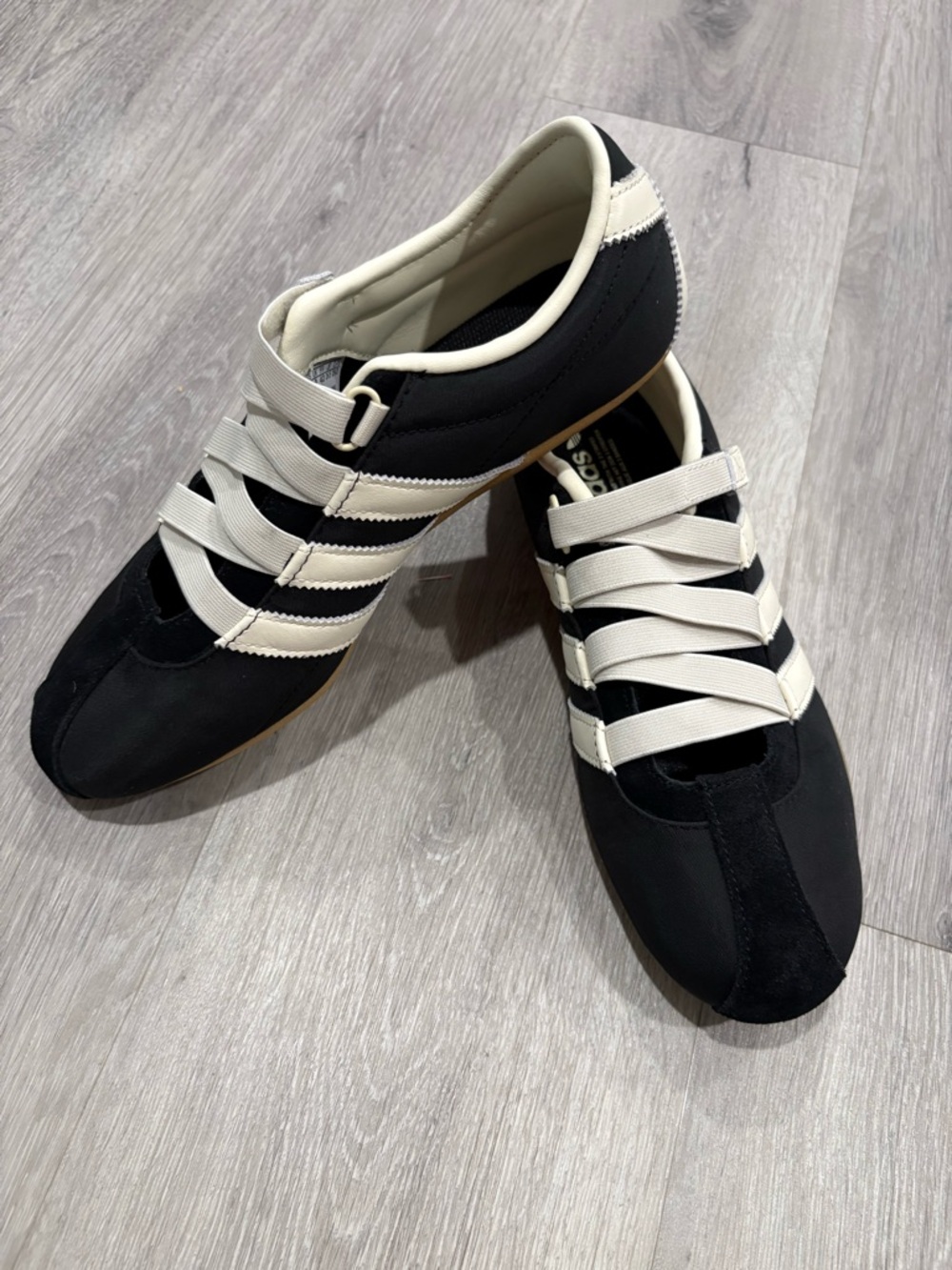 adidas tokyo Black and Cream Low-Top Sneakers New 9.5 - Picture 2 of 6